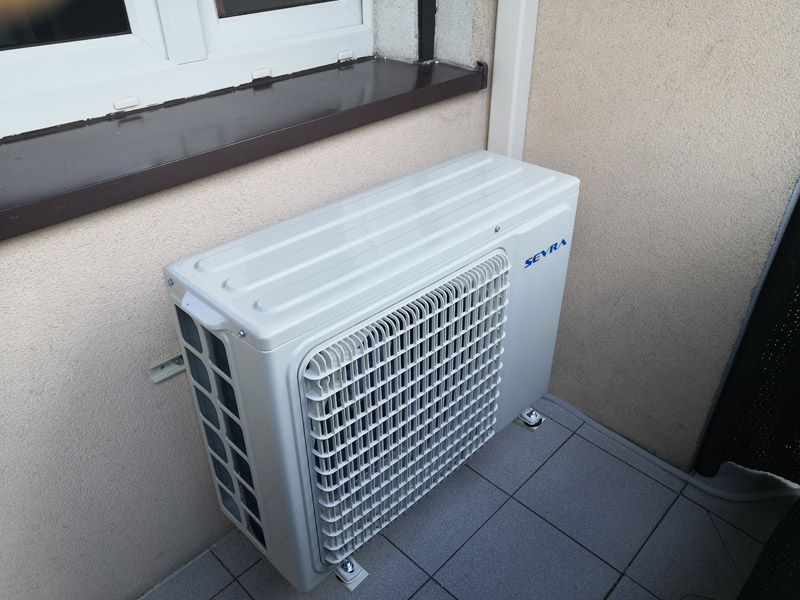 Zamontowana jednostka klimatyzatora na balkonie w Olkuszu